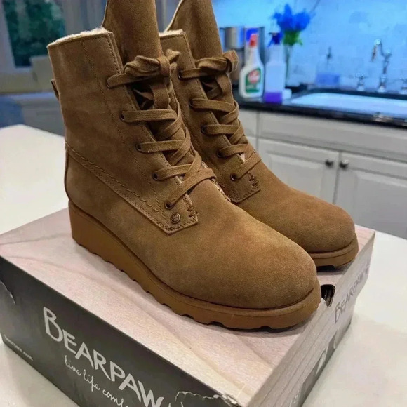 Bearpaw Krista Woman’s Size 8 Boots Suede, Wool Sheepskin Lined Lace Up - Picture 3 of 10